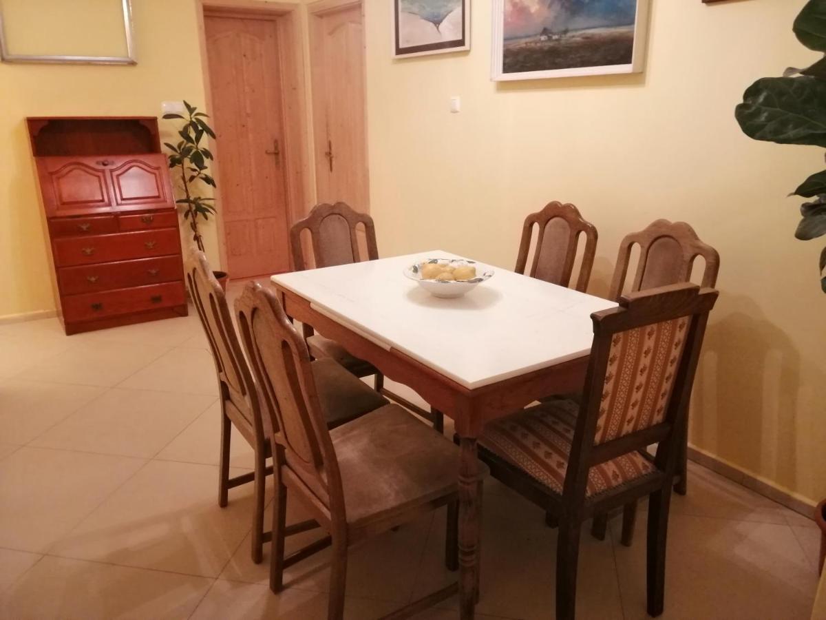 Vizaknai Apartmanhaz Székesfehérvár Exteriör bild